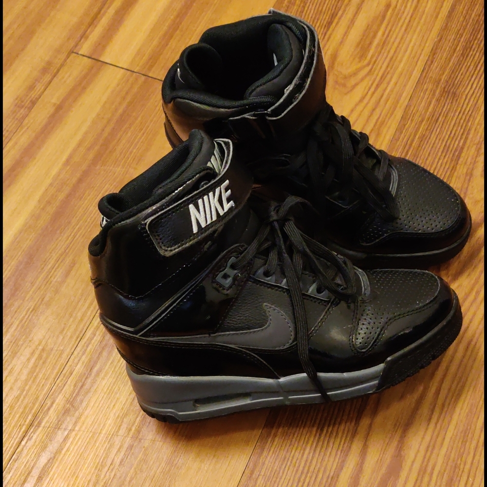 Nike Revolution Sky-Hi sneaker